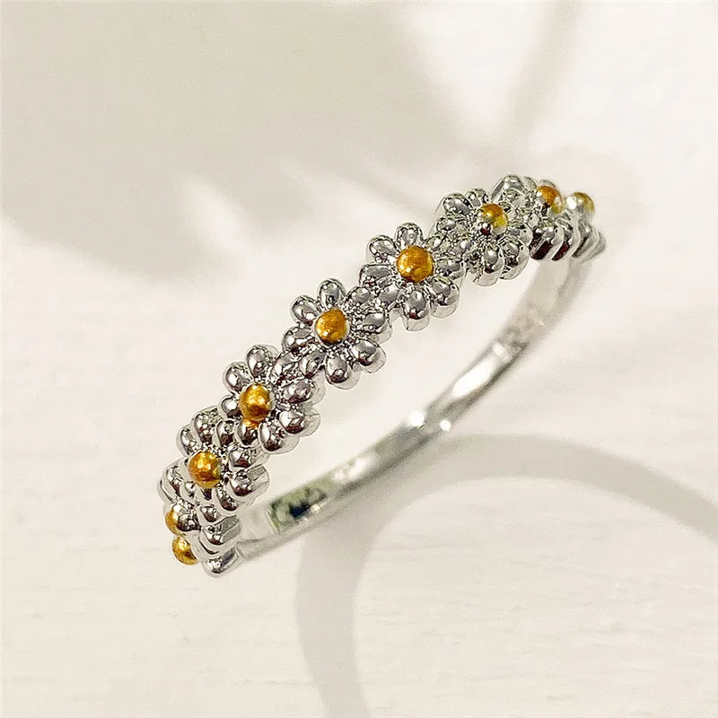 Huitan Daisy Flower Ring for Women – Brass Wedding Band Fashion Ring Axl