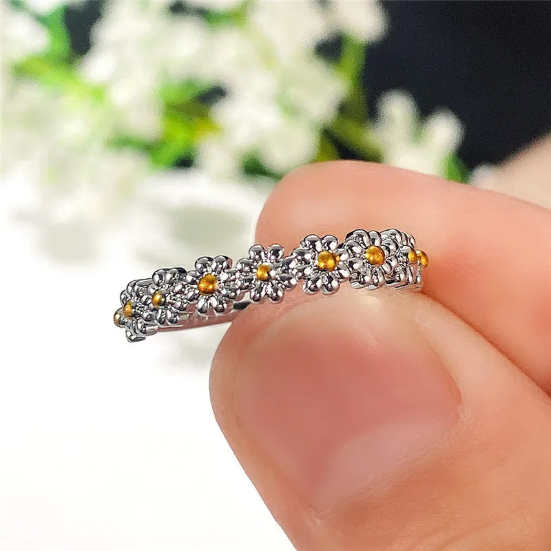 Huitan Daisy Flower Ring for Women – Brass Wedding Band Fashion Ring Axl