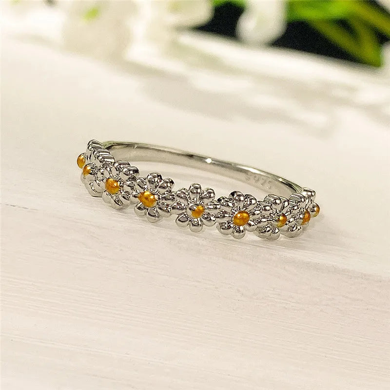 Huitan Daisy Flower Ring for Women – Brass Wedding Band Fashion Ring Axl