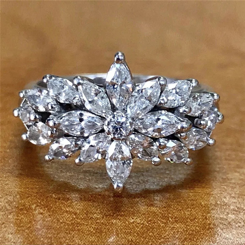 Huitan Flower Women's Ring – Cubic Zirconia Fashion Jewelry Fashion Ring Axl