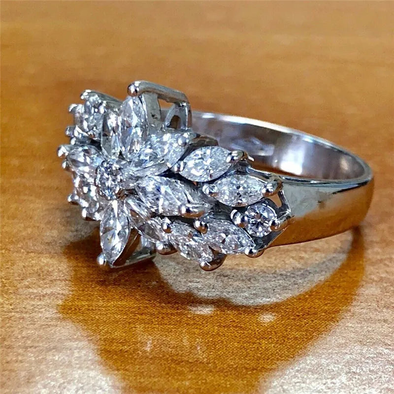 Huitan Flower Women's Ring – Cubic Zirconia Fashion Jewelry Fashion Ring Axl