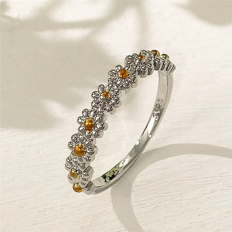 Huitan Daisy Flower Ring for Women – Brass Wedding Band Fashion Ring Axl