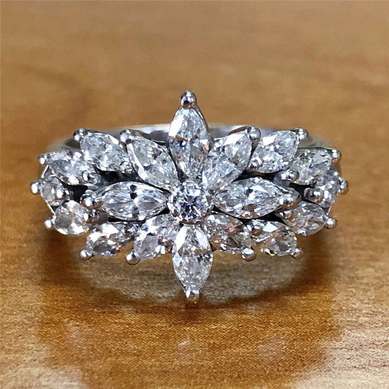 Huitan Flower Women's Ring – Cubic Zirconia Fashion Jewelry Fashion Ring Axl