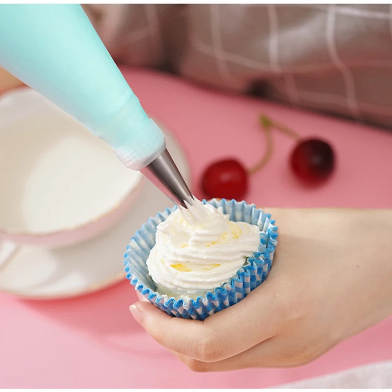 Silicone Piping Bag & 6 Nozzle Cake Decorating Set – 8 Piece Cake Decorating Set Axl