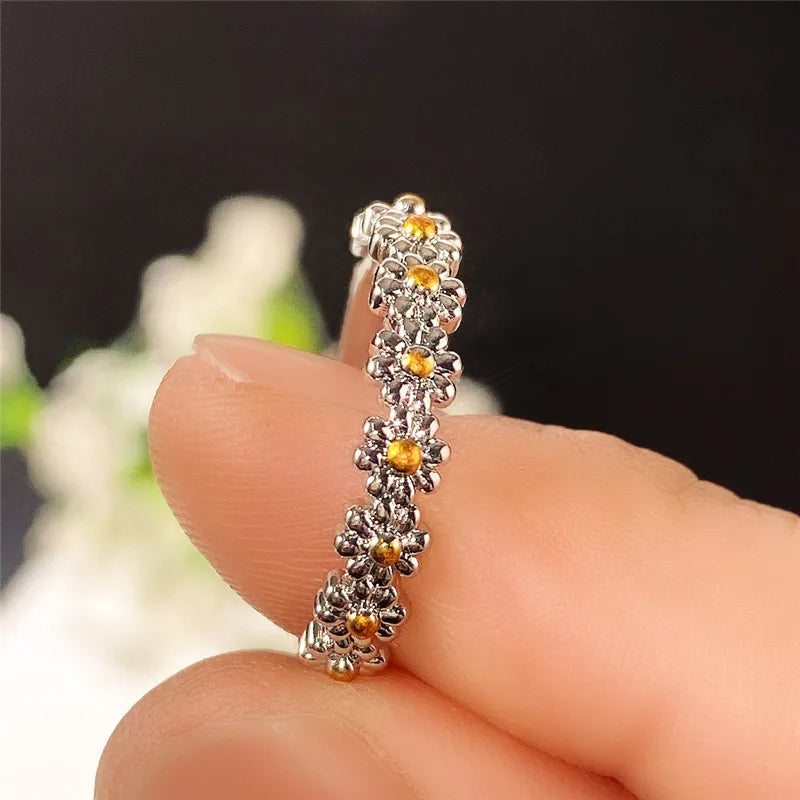 Huitan Daisy Flower Ring for Women – Brass Wedding Band Fashion Ring Axl