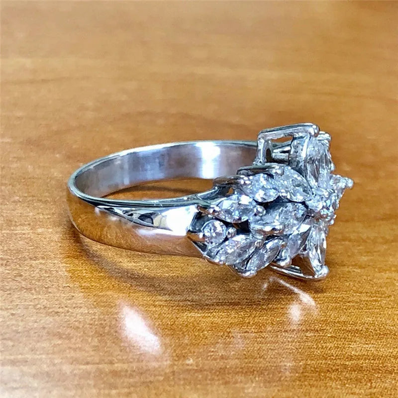 Huitan Flower Women's Ring – Cubic Zirconia Fashion Jewelry Fashion Ring Axl