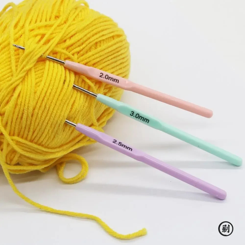 3-Piece Crochet Hook Set – Plastic Handle Knitting Needles Crochet Hook Set Axl