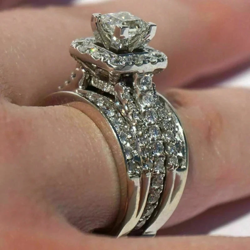 Huitan Women's CZ Wedding Band – Sparkling Cubic Zirconia Ring Wedding Band Ring Axl