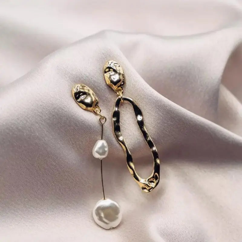 Baroque Asymmetric Pearl Drop Earrings – Geometric Style Pearl Drop Earrings Axl