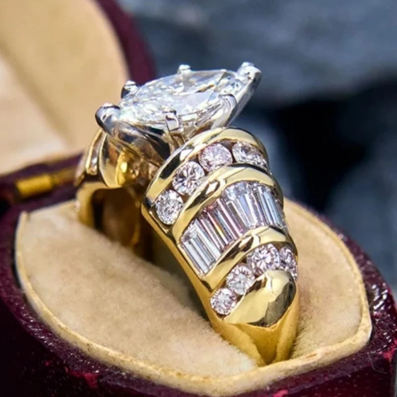Huitan Cubic Zirconia Ring – Women's Dazzling Wedding Band Fashion Ring Axl