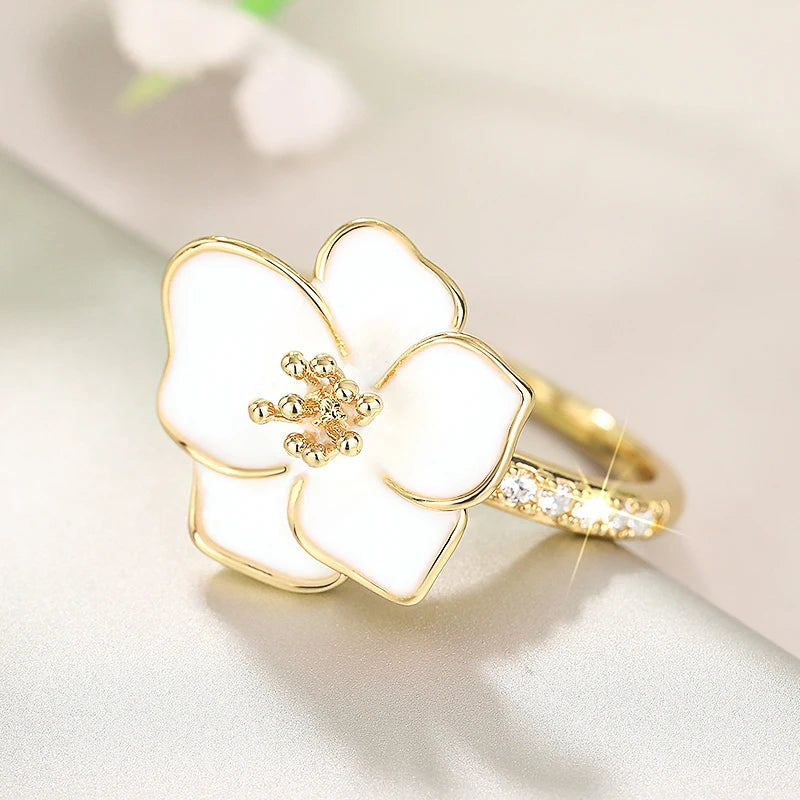 Huitan White Flower Ring – Cubic Zirconia Wedding Band Fashion Ring Axl