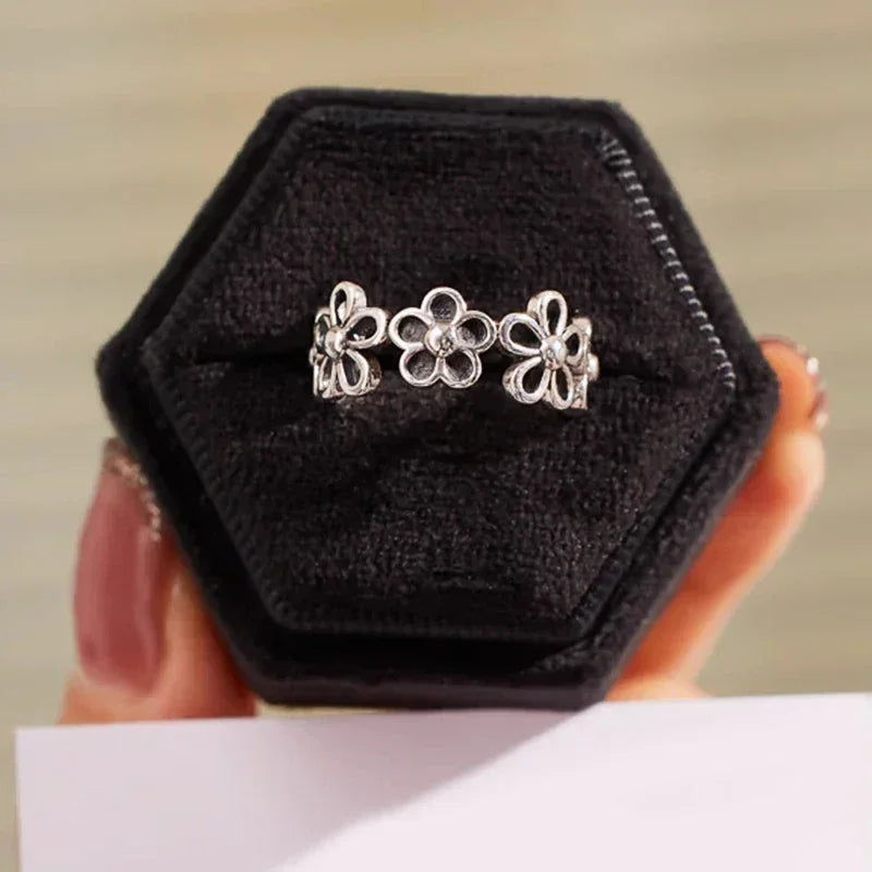 Huitan Vintage Flower Ring – Dainty Fashion Ring for Women Fashion Ring Axl