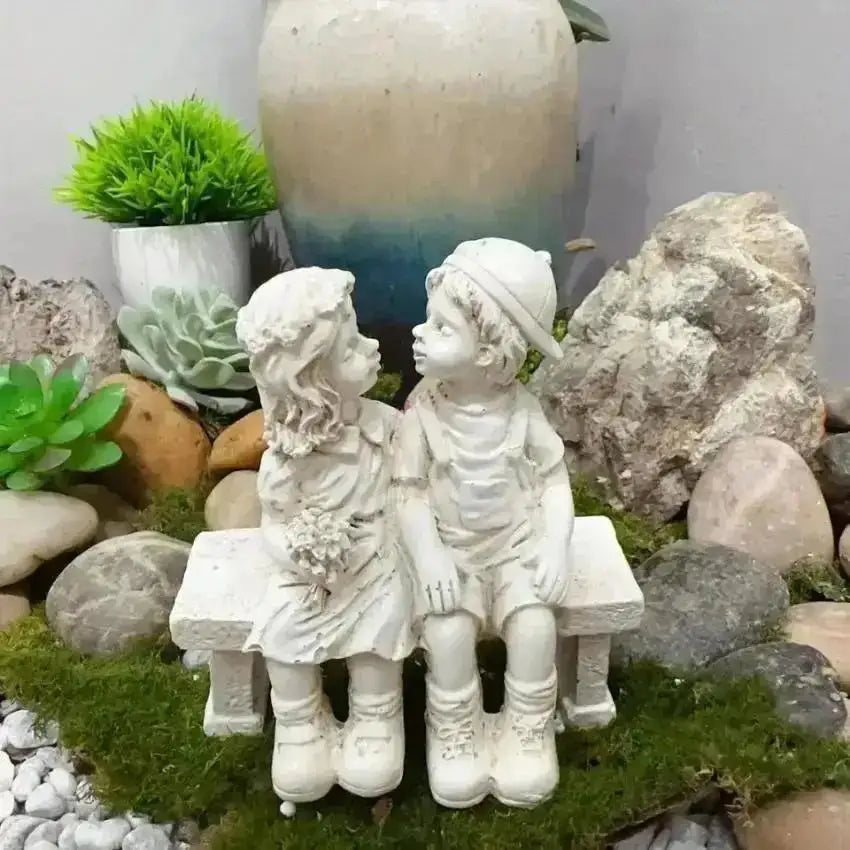 Kids on Bench Kissing Figurine | Resin Fairy Garden Sculpture Decorative Figurine Axl