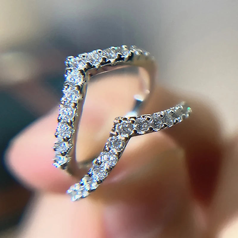 Huitan V-Design Cubic Zirconia Women's Wedding Ring Fashion Ring Axl