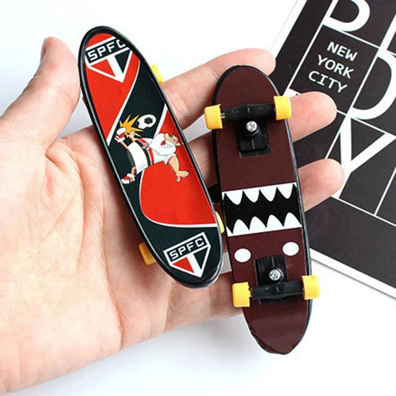 Mini Plastic Finger Skateboard – Random Color Novelty Toy Finger Skateboard Toy Axl