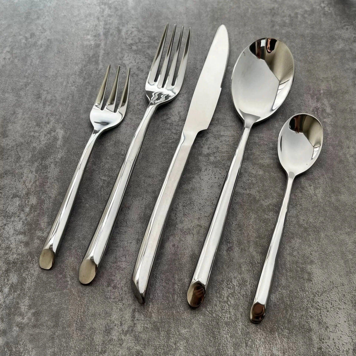4-Piece Stainless Steel Cutlery Set – Knife, Fork & Spoon Flatware Cutlery Set Axl