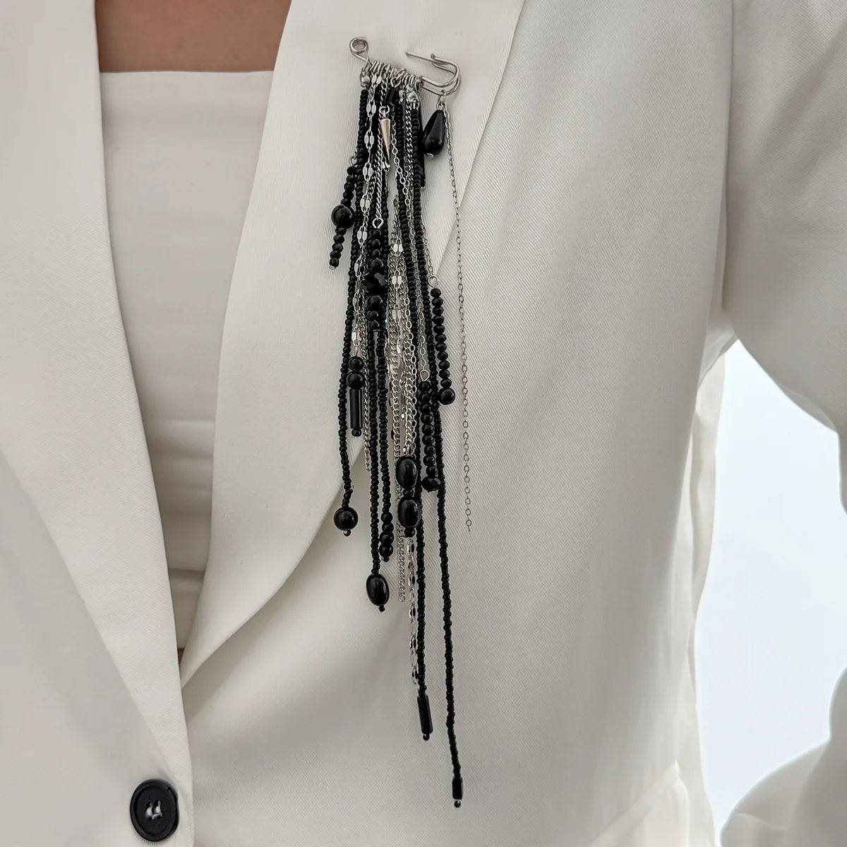 Hip-Hop Crystal Beaded Tassel Chain Brooch – Vintage Collar Pin Beaded Brooch Pin Axl Black White-1pc