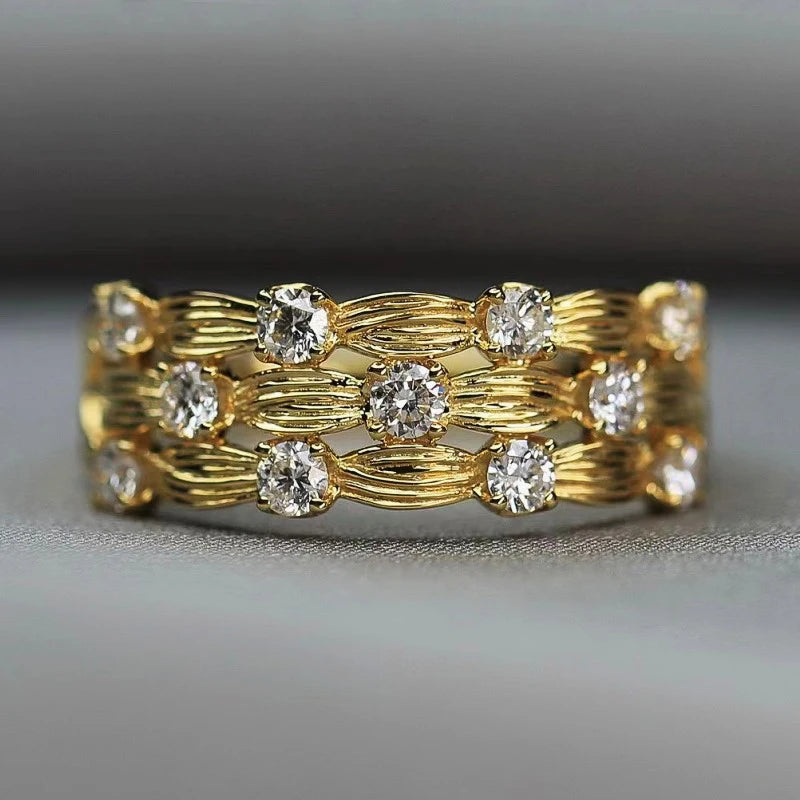 Huitan Women's CZ Wedding Ring – Paved Cubic Zirconia Band CZ Wedding Ring Axl