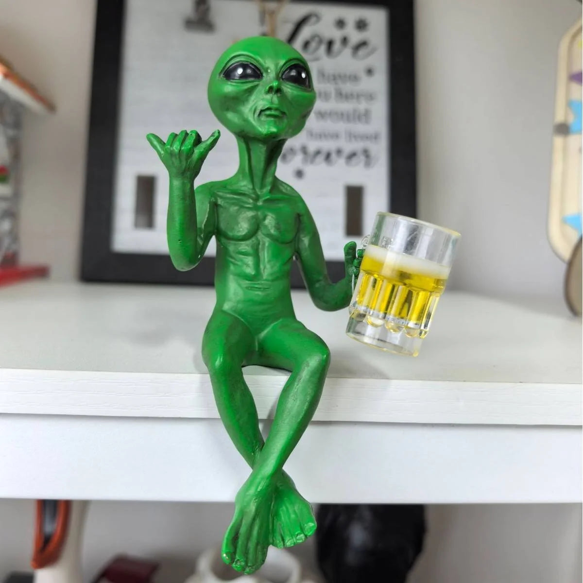 Funny Beer Drinking Alien Statue – Resin Garden & Desk Ornament Novelty Resin Statue Axl