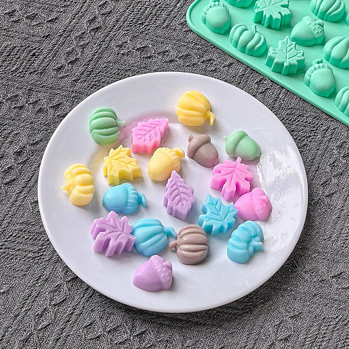 Silicone Fall Mold – 18 Cavity Maple Leaf Pumpkin Candy Mold Silicone Baking Mold Axl