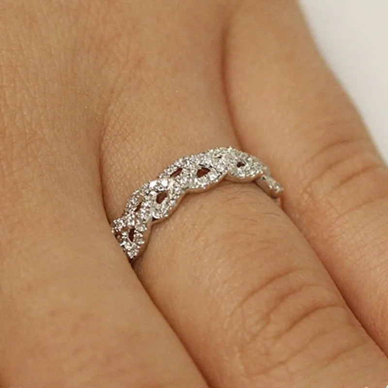 Huitan Twist Ring Women – Sparkling CZ Silver Wedding Band Fashion Ring Axl