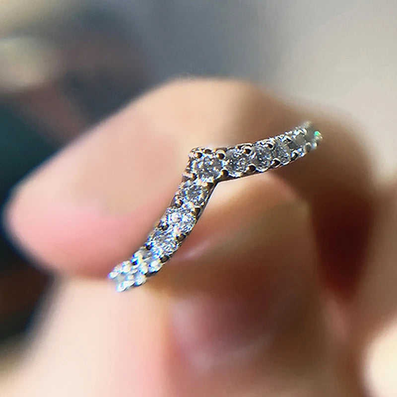 Huitan V-Design Cubic Zirconia Women's Wedding Ring Fashion Ring Axl