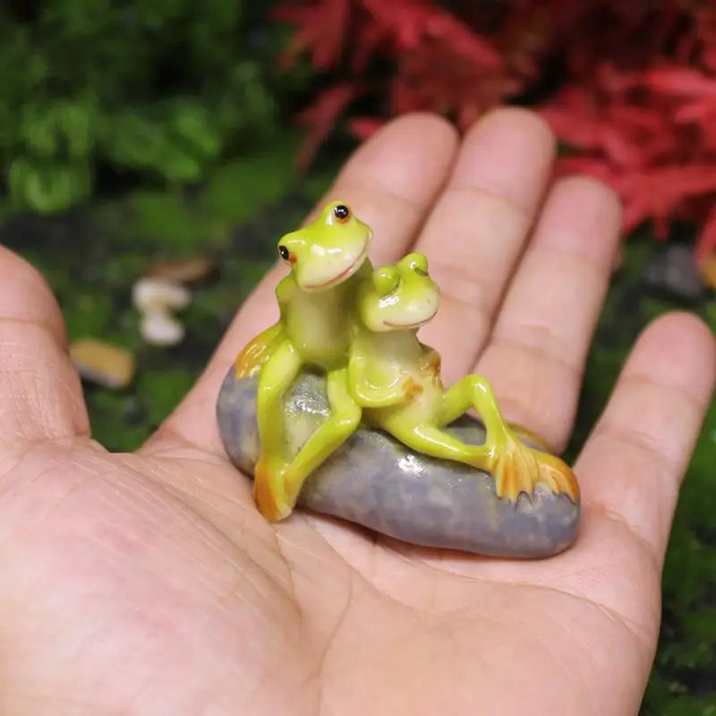 Mini Frog Resin Figurine for Terrarium & Garden Decor | 6.3cm Miniature Figurine Axl green