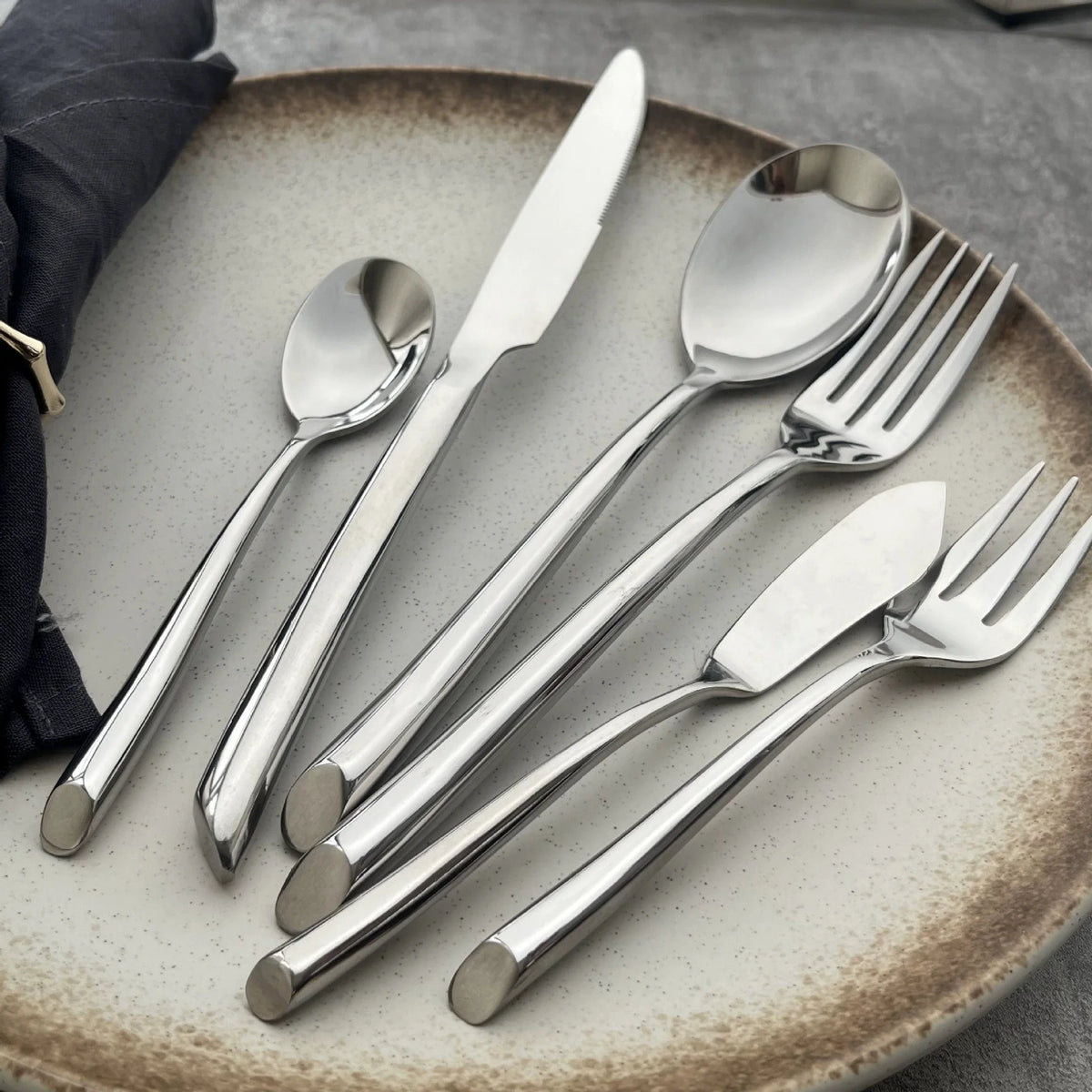 4-Piece Stainless Steel Cutlery Set – Knife, Fork & Spoon Flatware Cutlery Set Axl