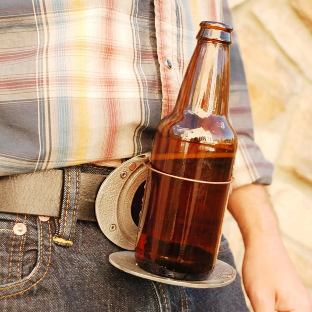 Metal Belt Cup Holder – Hands-Free Beer & Drink Buckle Belt Cup Holder Axl