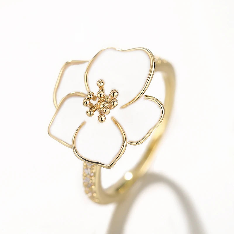 Huitan White Flower Ring – Cubic Zirconia Wedding Band Fashion Ring Axl