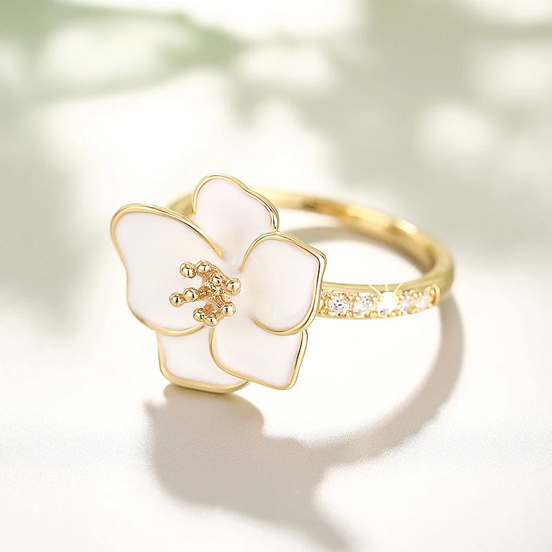 Huitan White Flower Ring – Cubic Zirconia Wedding Band Fashion Ring Axl