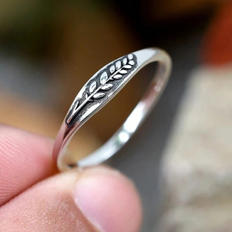 Huitan Carved Leaf Vintage Ring – Antique Silver for Women Fashion Ring Axl