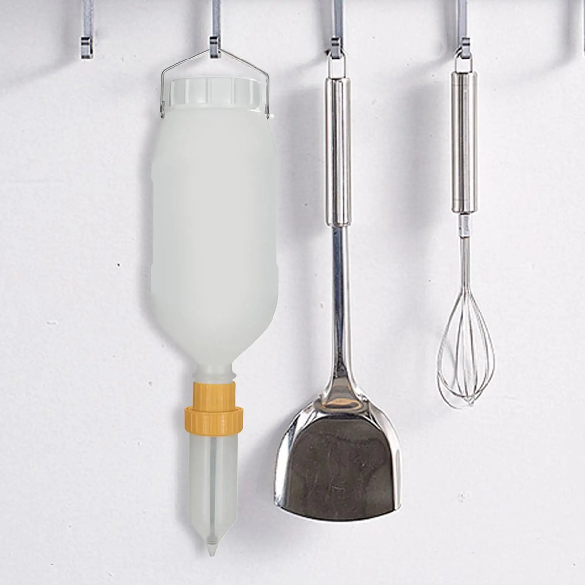 2.5L Hangable Sauce Dispenser – Leak-Proof Refillable Condiment Condiment Dispenser Axl