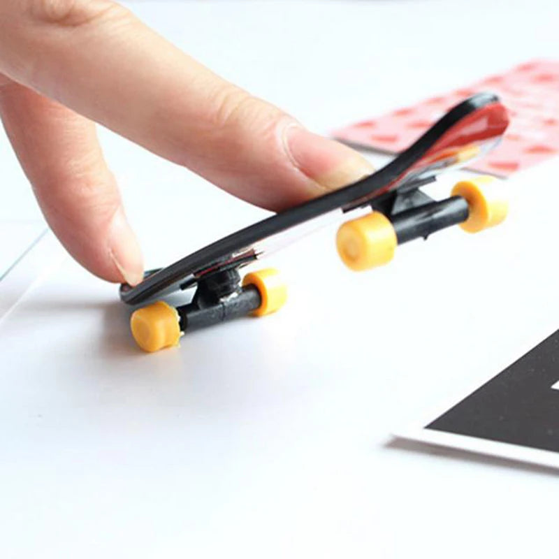 Mini Plastic Finger Skateboard – Random Color Novelty Toy Finger Skateboard Toy Axl