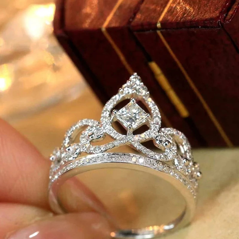 Huitan Crown Ring for Women – Silver CZ Cocktail Ring Cocktail Ring Axl