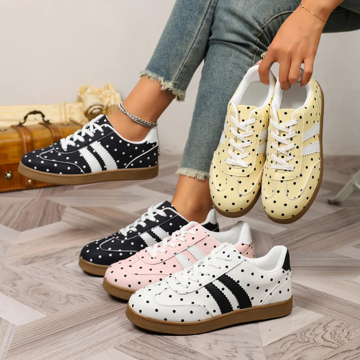 Women's Casual Flat Sneakers – Round Toe Thick Sole Lace-Up Women's Flat Sneakers Axl