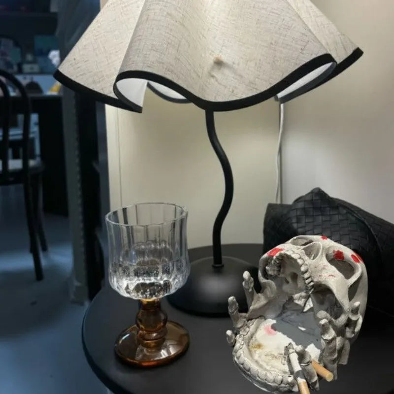 Skull Ashtray Resin Figurine – Retro Decor & Smoker Gift Decorative Ashtray Axl