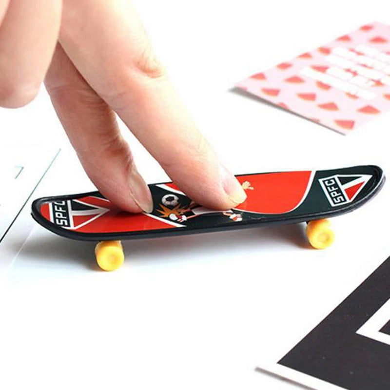 Mini Plastic Finger Skateboard – Random Color Novelty Toy Finger Skateboard Toy Axl