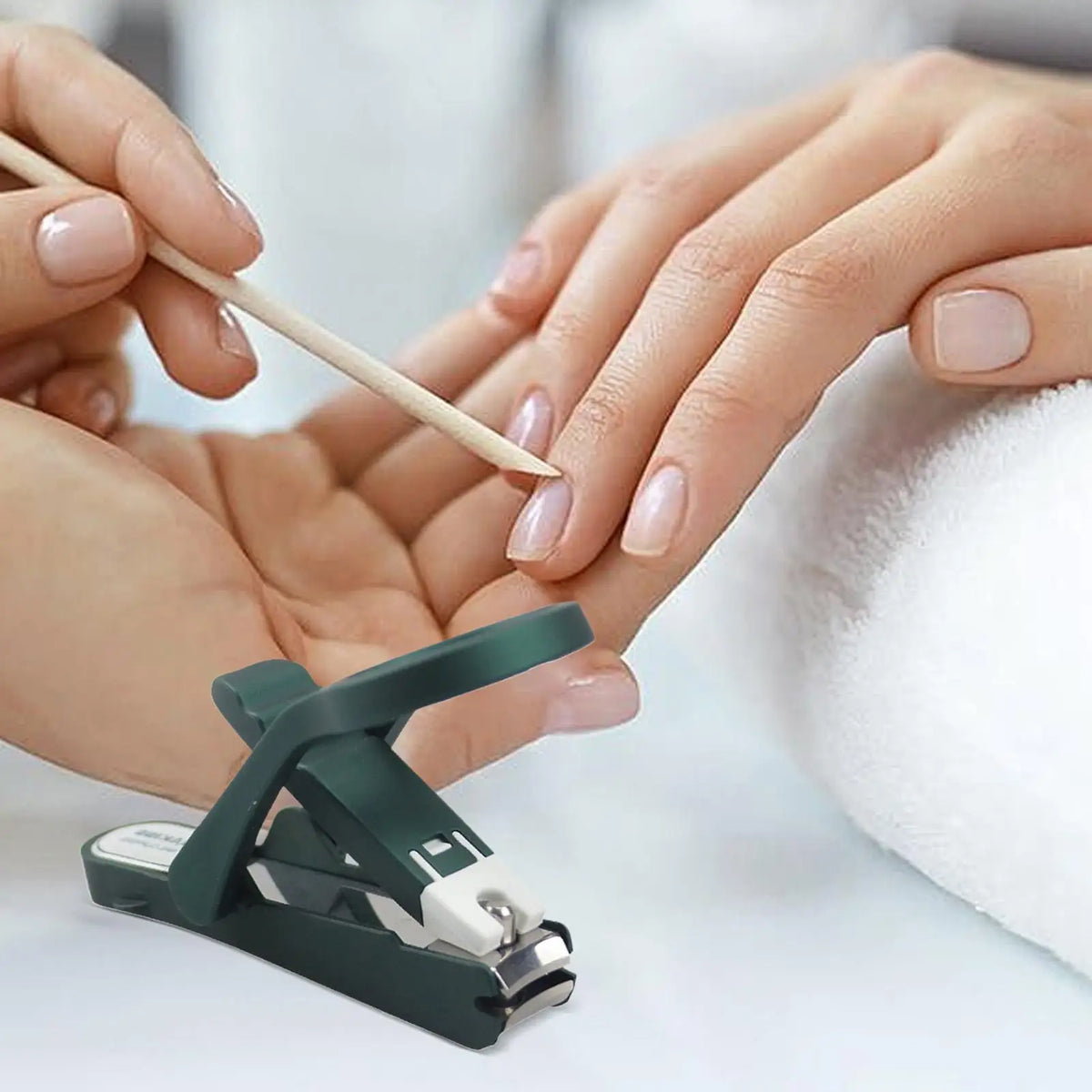 Magnifying Glass Nail Clippers – Splash-Proof for Seniors Nail Clippers Axl