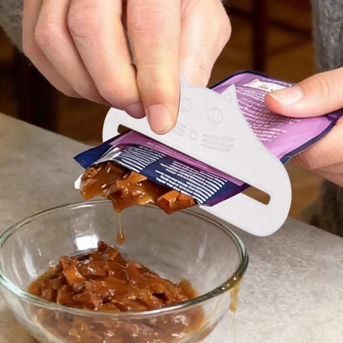 Cat Treat Feeder Spoon – 3D Printed Wet Food Pouch Squeezer Pet Treat Dispenser Axl