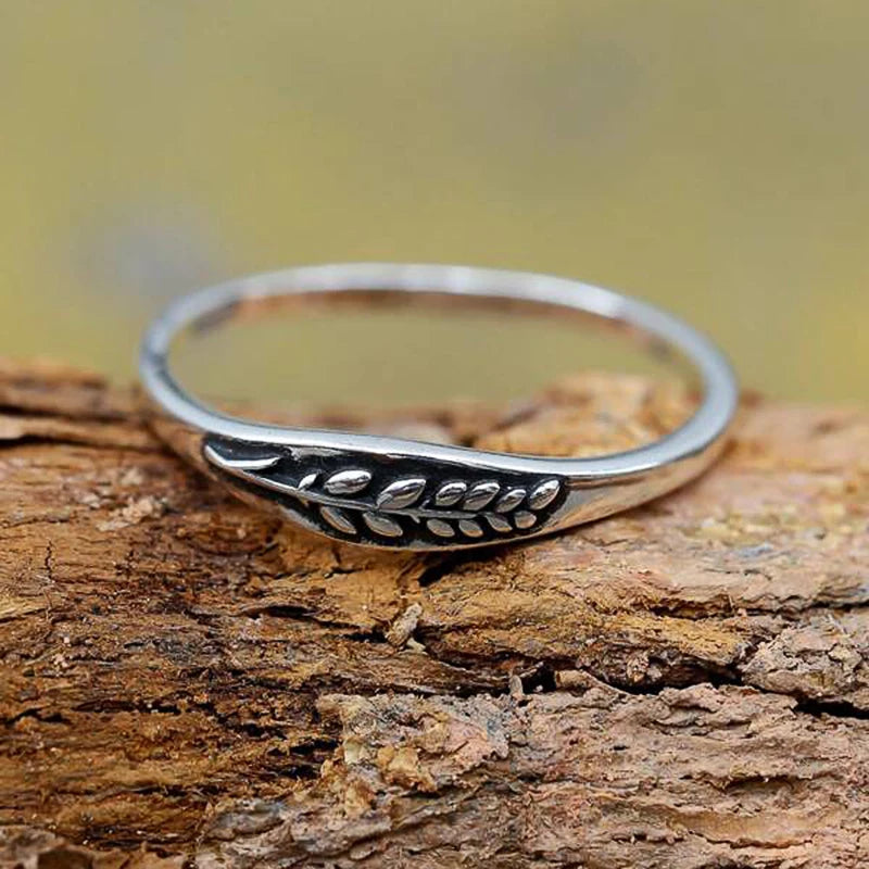 Huitan Carved Leaf Vintage Ring – Antique Silver for Women Fashion Ring Axl