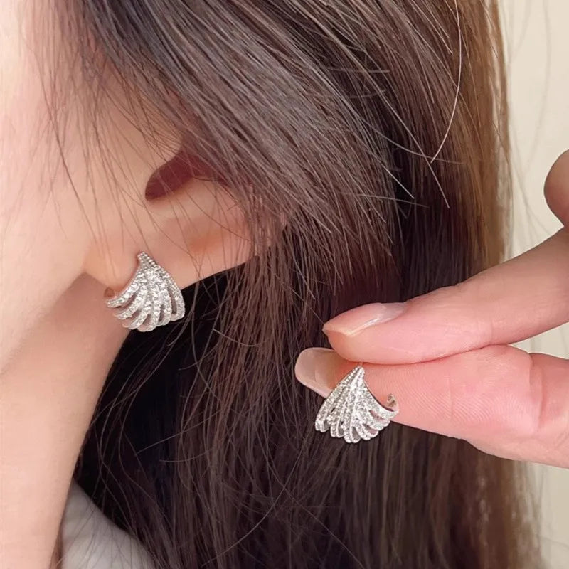 Huitan Claw Stud Earrings – Silver Cubic Zirconia for Women Stud Earrings Axl